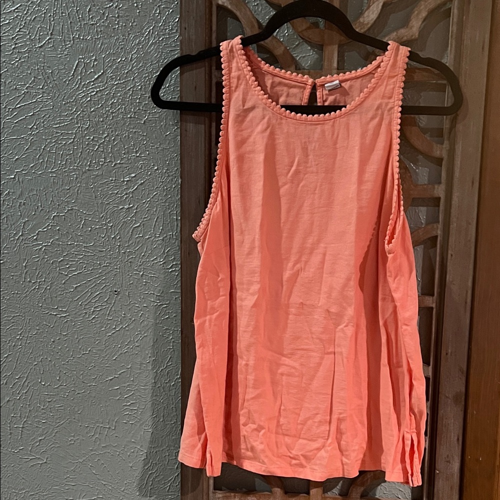 Keyhole ruffle trim tank